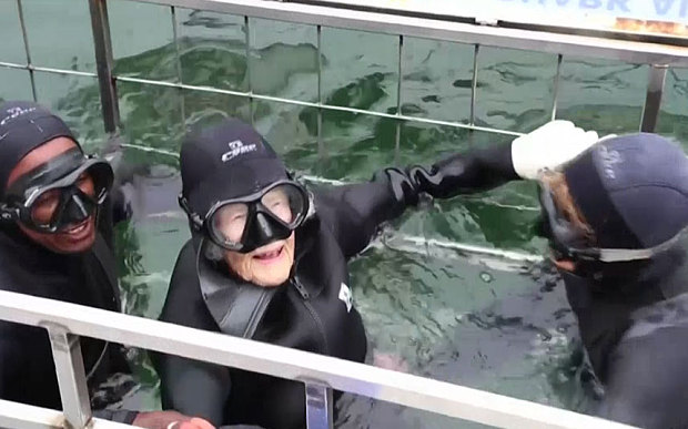 cu-ba-nhay-du-boi-cung-ca-map-nhan-dip-sinh-nhat-lan-thu-100-3