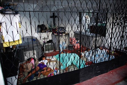 ghe-ron-canh-song-cung-bien-xac-chet-4