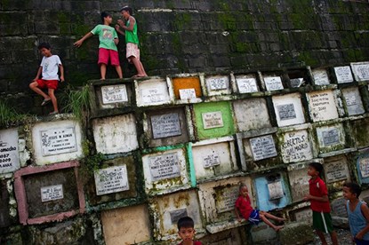 ghe-ron-canh-song-cung-bien-xac-chet-9