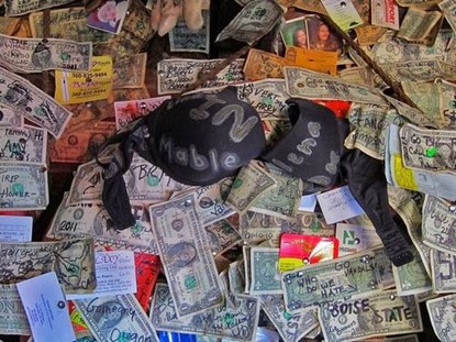 quan-bar-doc-dao-hut-khach-du-lich-2