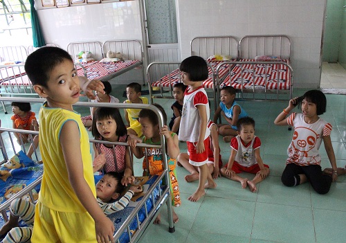 bao-hanh-tre-nhiem-hiv