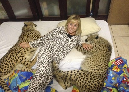 co-gai-lam-ban-voi-bao-4