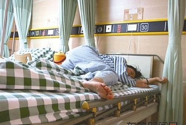 hoc-sinh-hanh-hung-giao-vien-1