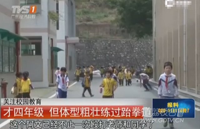 hoc-sinh-hanh-hung-giao-vien-3