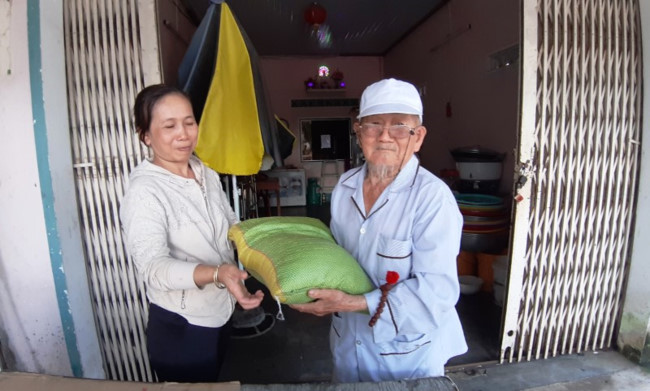 Kon Tum: Cụ ông 90 tuổi đi bán hàng rong 'nuôi' tấm lòng nhân ái - Ảnh 2