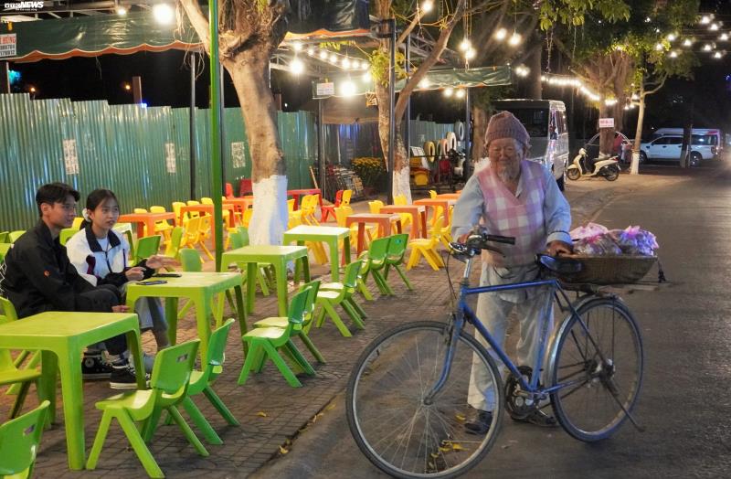 Kon Tum: Cụ ông 90 tuổi đi bán hàng rong 'nuôi' tấm lòng nhân ái - Ảnh 1
