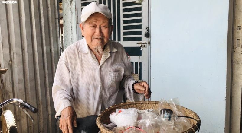Kon Tum: Cụ ông 90 tuổi đi bán hàng rong 'nuôi' tấm lòng nhân ái - Ảnh 3