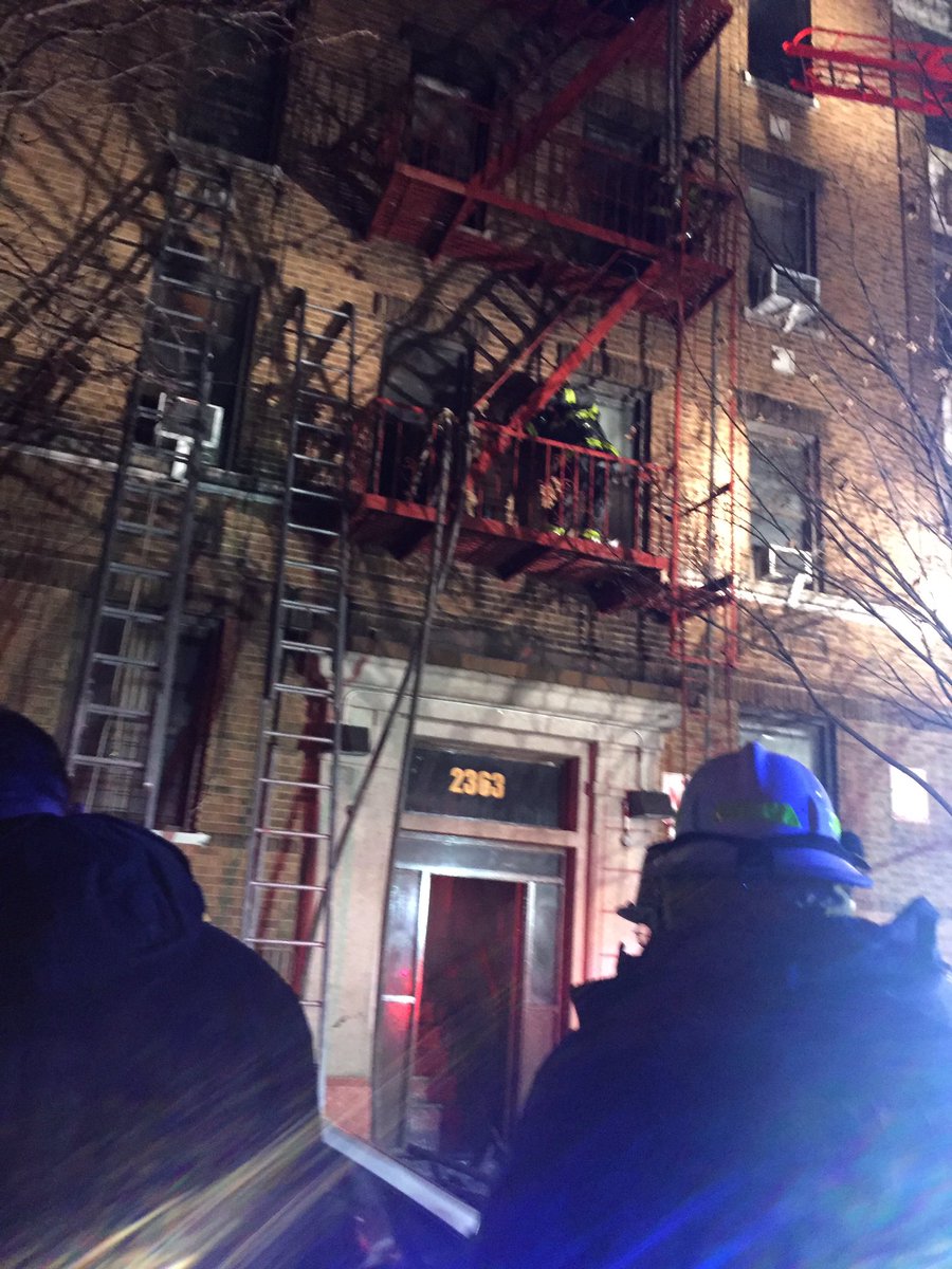 Cháy tòa nhà 5 tầng ở New York, 12 người thiệt mạng - 2