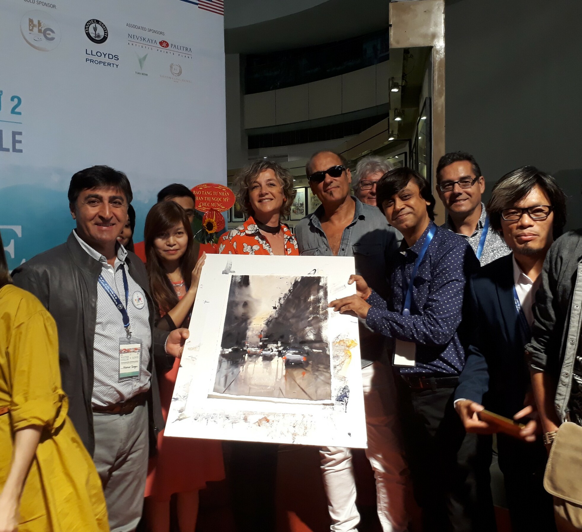 Alvaro Castagnet bên bức tranh của mình họa sĩ, tranh màu nước, triển lãm tranh màu nước quốc tế lần 2