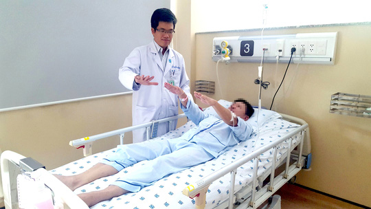 Bác sĩ Thắng đang thăm khám cho một bệnh nhân bị đột quỵ dot quy, liet nua nguoi, nhau nhet, y te, suc khoe