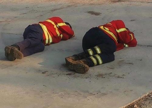 Cảm động hình ảnh hàng chục lính cứu hỏa ‘nằm gục’ trên bãi cỏ sau khi dập đám cháy rừng - 2