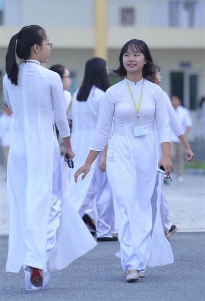 Ngắm những nữ sinh mặc áo dài trắng đẹp tinh khôi trong lễ khai ...