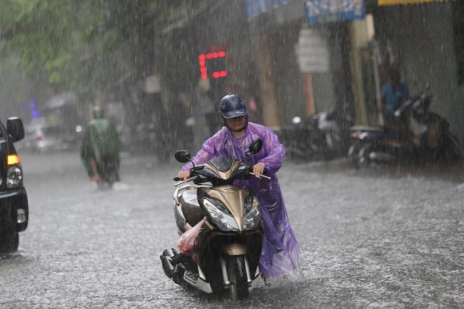 Hà Nội: Cơn mưa bất chợt vào buổi sáng khiến nhiều tuyến đường ngập nặng  cục bộ