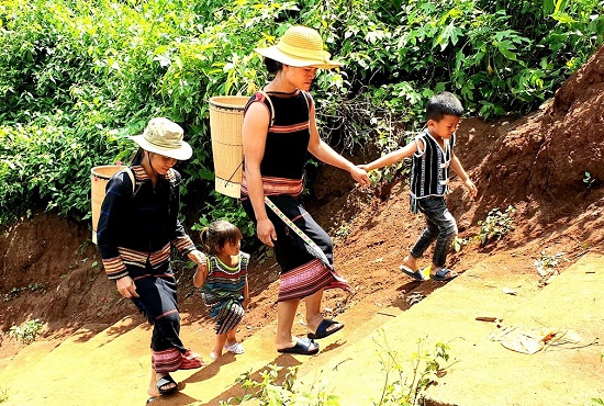 Using bamboo baskets: An effective method to raise awareness of environmental protection