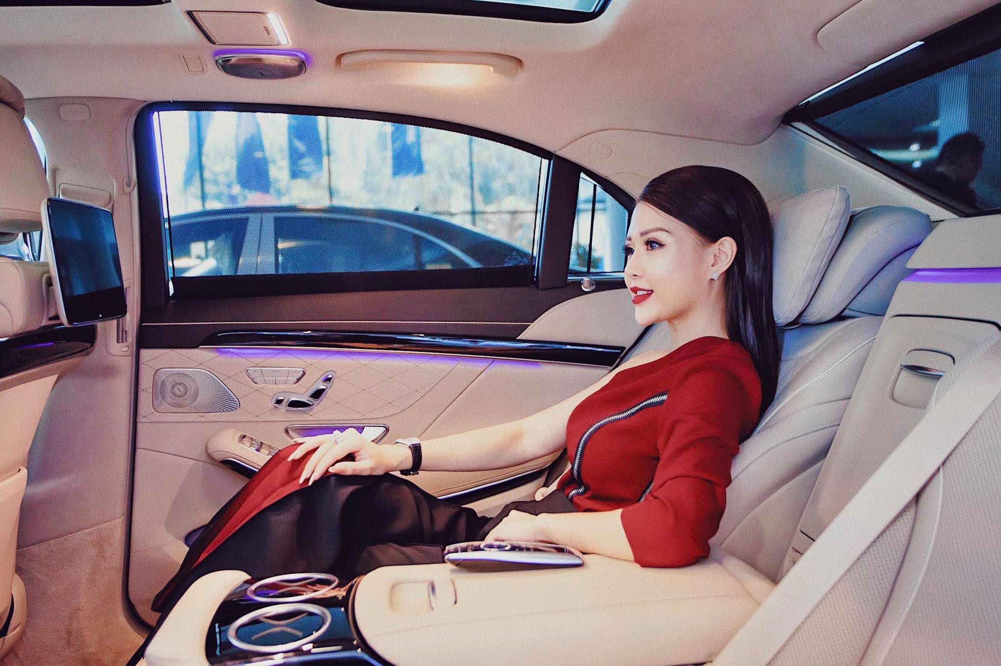 Nữ doanh nhân trẻ Bùi Quỳnh Anh tậu xe sang Mercedes-Benz trị giá 5,5 tỷ đồng - Ảnh 4