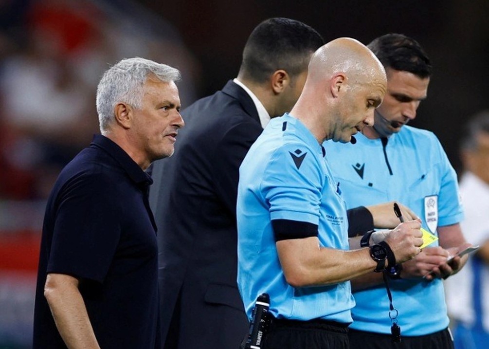 mourinho bi phat 1 mourinho bi phat 1