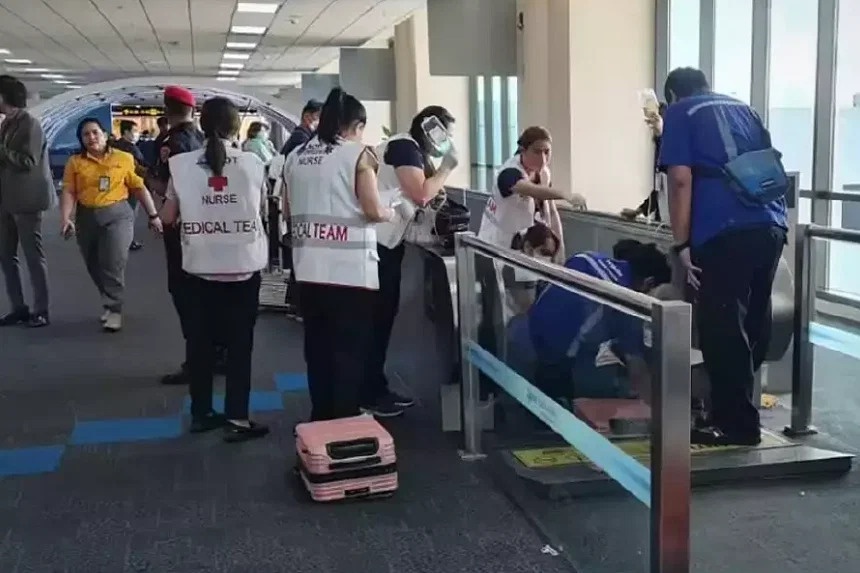 nu hanh khach bi cua chan vi bang chuyen 1 nu hanh khach bi cua chan vi bang chuyen 1