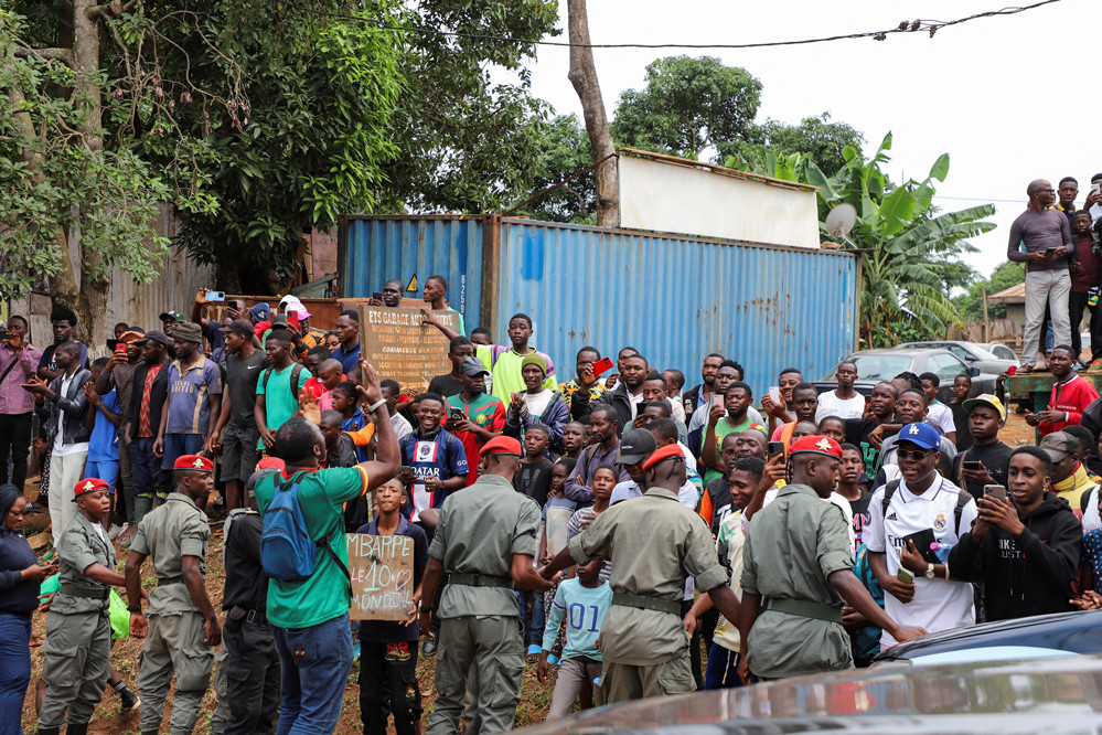 kylian mbappe duoc xe boc thep vu trang ho tong khi ve tham que cha tai cameroon 1 kylian mbappe duoc xe boc thep vu trang ho tong khi ve tham que cha tai cameroon 1