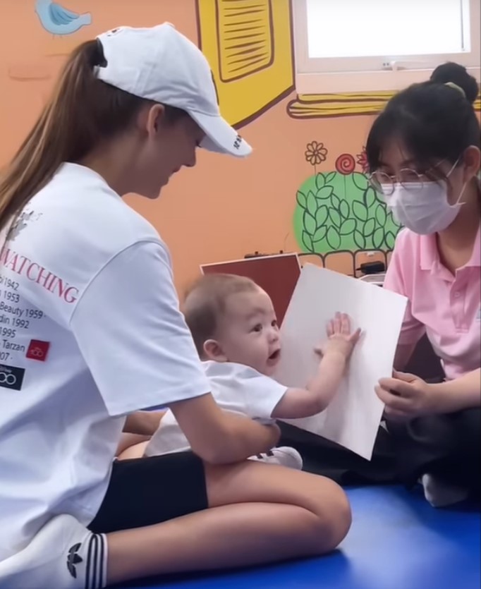 nhan sac cua vo mau tay cua bui tien dung mat moc o nha van xinh het nac 2