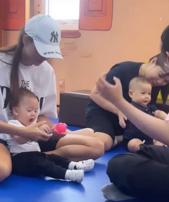 nhan sac cua vo mau tay cua bui tien dung mat moc o nha van xinh het nac 4