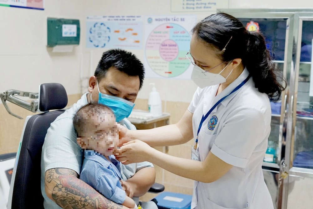 nga vao manh thuy tinh be trai 2 tuoi bi ton thuong vung mat 1 nga vao manh thuy tinh be trai 2 tuoi bi ton thuong vung mat 1