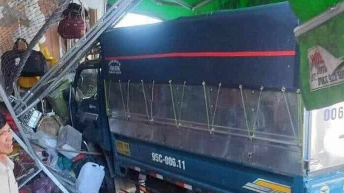 xe o to tai mat lai tong vao nha dan khien 3 nguoi thuong vong 1 xe o to tai mat lai tong vao nha dan khien 3 nguoi thuong vong 1