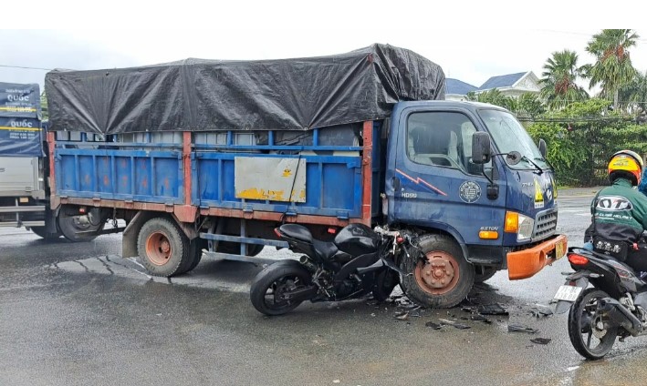tin tuc tai nan giao thong moi nhat ngay 23 7 2023 xe mo to phan khoi lon lao thang vao xe tai khien 1 thanh nien bi thuong nang 1