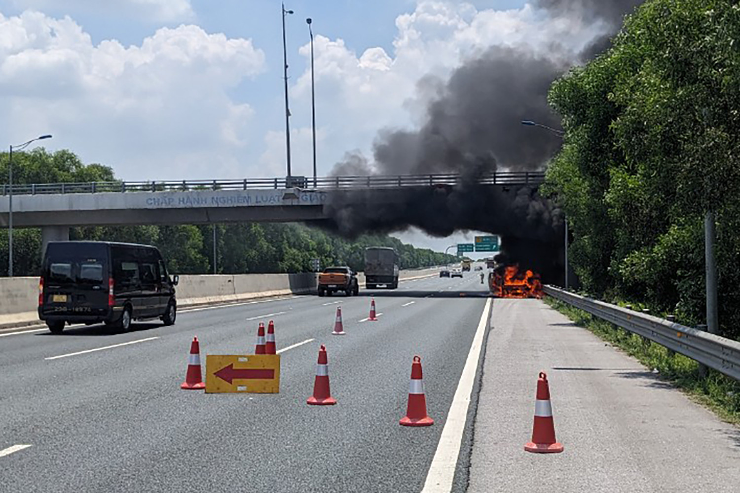 o to ban tai bat ngo boc chay tren cao toc ha noi hai phong 1