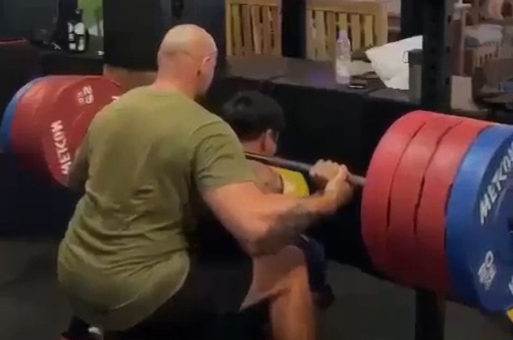 van dong vien the hinh noi tieng da thiet mang sau khi bi ta 210kg de len co van dong vien the hinh noi tieng da thiet mang sau khi bi ta 210kg de len co