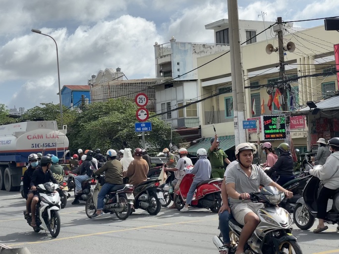 tin tuc tai nan giao thong moi nhat ngay 27 7 2023 xe bon tong lien hoan 4 o to con roi bo chay o thu duc 3jpg tin tuc tai nan giao thong moi nhat ngay 27 7 2023 xe bon tong lien hoan 4 o to con roi bo chay o thu duc 3jpg