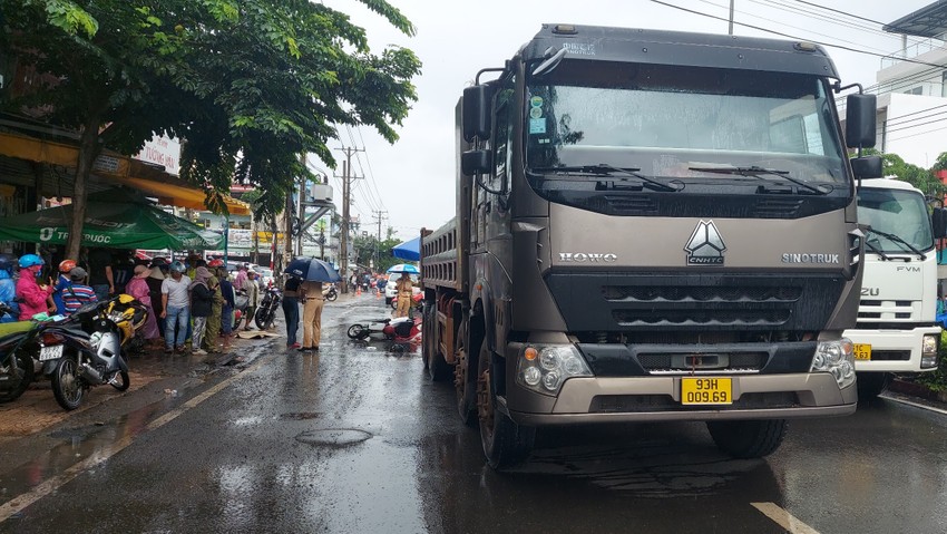 tin tuc tai nan giao thong moi nhat ngay 28 7 2023 va cham khi vuot xe container khien hai nguoi tu vong 2 tin tuc tai nan giao thong moi nhat ngay 28 7 2023 va cham khi vuot xe container khien hai nguoi tu vong 2