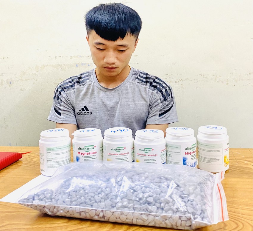 nam thanh nien bi bat giu khi dang chuan bi giao gan 3 000 vien ma tuy 1 nam thanh nien bi bat giu khi dang chuan bi giao gan 3 000 vien ma tuy 1