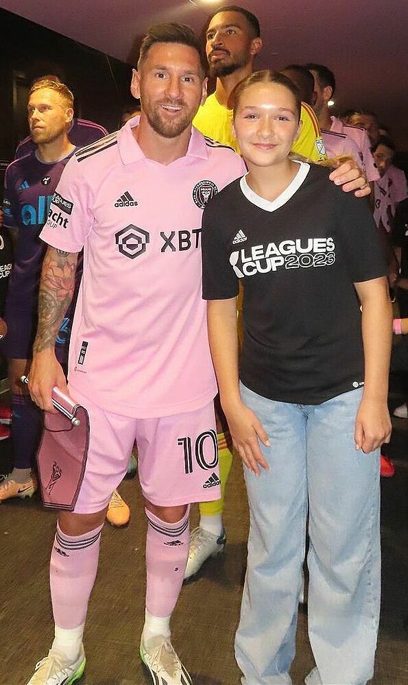 con gai david beckham gay sot cong dong mang qua loat anh ra san cung voi lionel messi 1 con gai david beckham gay sot cong dong mang qua loat anh ra san cung voi lionel messi 1