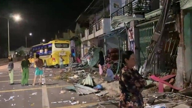 tin tuc tai nan giao thong moi nhat ngay 18 8 2023 xe khach giuong nam tong lien hoan 9 nha dan 2 tin tuc tai nan giao thong moi nhat ngay 18 8 2023 xe khach giuong nam tong lien hoan 9 nha dan 2