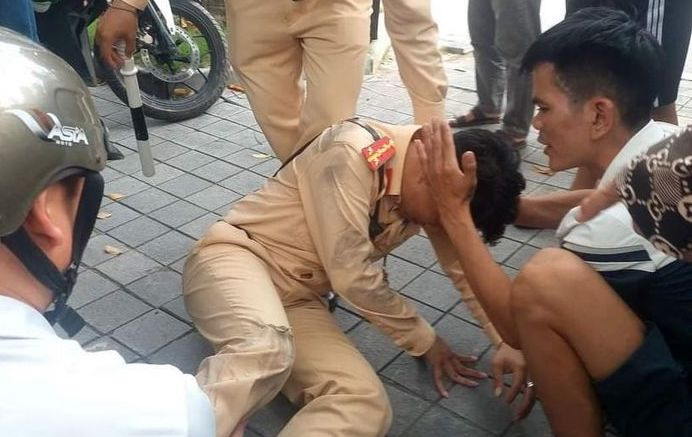 thanh hoa dang lam nhiem vu giua nga tu csgt bat ngo bi nam thanh nien tong trung 1 thanh hoa dang lam nhiem vu giua nga tu csgt bat ngo bi nam thanh nien tong trung 1