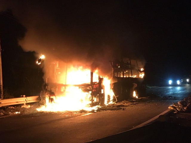 xe khach 45 cho bat ngo boc chay du doi tren deo khanh le 1