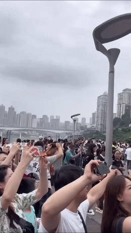 trung quoc du khach thich thu truoc canh tau dien chay xuyen toa chung cu 3gif