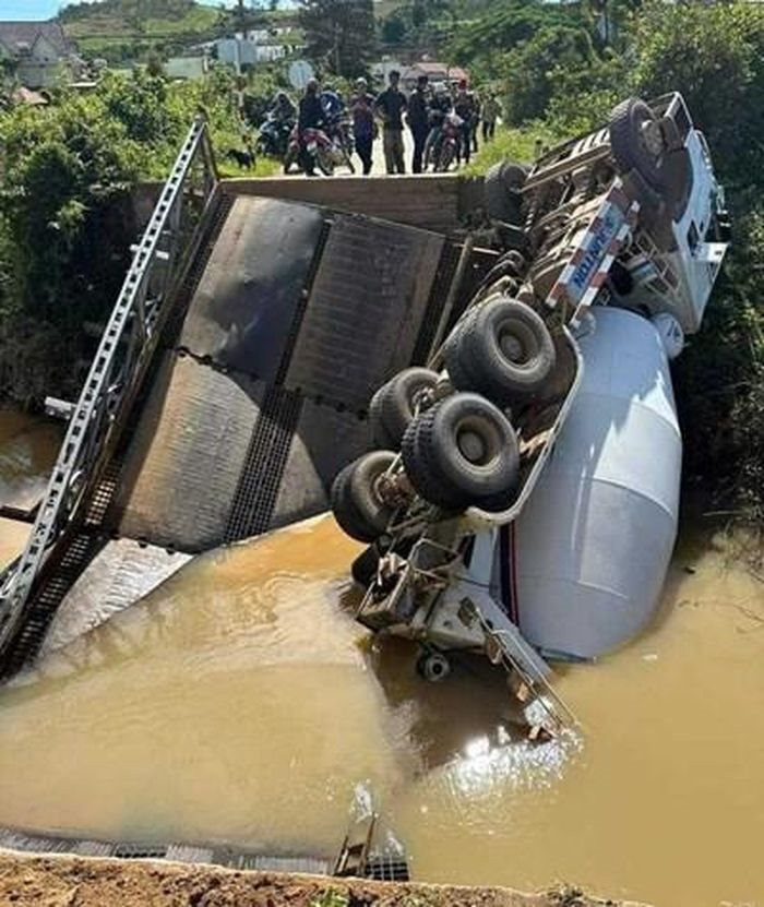 tin tuc tai nan giao thong moi nhat ngay 27 8 2023 xe tai tong vao vach nui 1 nguoi tu vong 3 tin tuc tai nan giao thong moi nhat ngay 27 8 2023 xe tai tong vao vach nui 1 nguoi tu vong 3