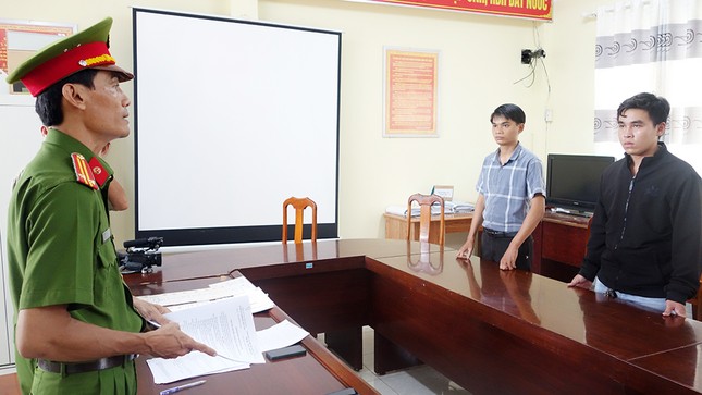 an giang bat hai nguoi lam gia chung chi ngoai ngu tin hoc de ban cho sinh vien 1