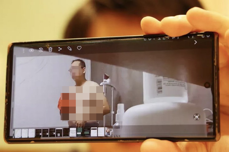lap camera trong phong ngu co gai hai hung khi thay hanh dong cua chu nha 2 lap camera trong phong ngu co gai hai hung khi thay hanh dong cua chu nha 2