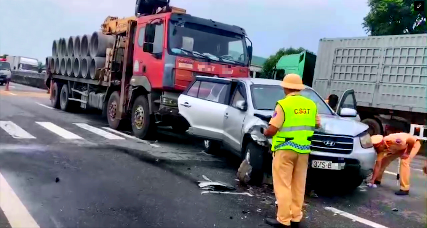 tin tuc tai nan giao thong moi nhat ngay 8 9 2023 va cham voi xe tai nam thanh nien di xe may tu vong 2jpg