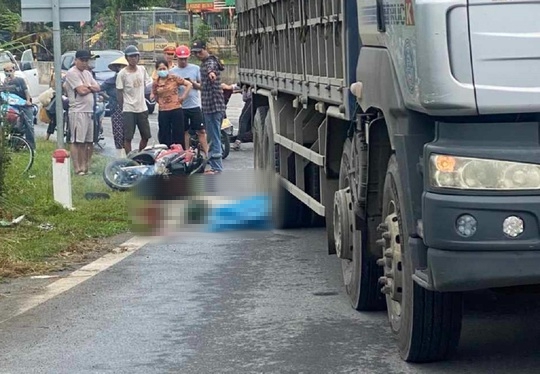 tin tuc tai nan giao thong moi nhat ngay 15 9 2023 va cham xe tai 2 nguoi phu nu di xe may bi can thuong vong 1
