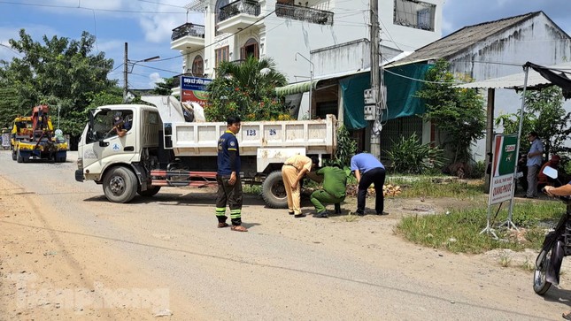 tin tuc tai nan giao thong moi nhat ngay 15 9 2023 va cham xe tai 2 nguoi phu nu di xe may bi can thuong vong 3