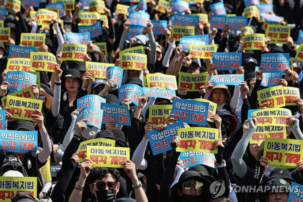 giao vien tai han quoc bi phu huynh goi phan nan giua dem vi chi khen hoc sinh co 2 cau 1