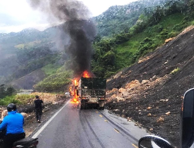 tin tuc tai nan giao thong moi nhat ngay 19 9 2023 dam vao da sat lo ben duong xe dau keo boc chay 1 tin tuc tai nan giao thong moi nhat ngay 19 9 2023 dam vao da sat lo ben duong xe dau keo boc chay 1