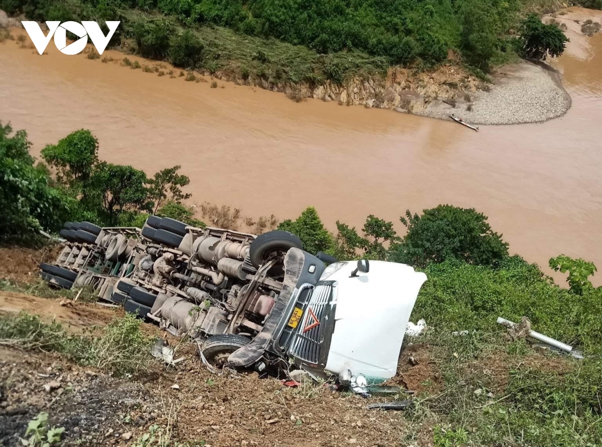 tin tuc tai nan giao thong moi nhat ngay 28 9 2023 xe container gap tai nan lao xuong vuc sau tai quang binh 2 tin tuc tai nan giao thong moi nhat ngay 28 9 2023 xe container gap tai nan lao xuong vuc sau tai quang binh 2