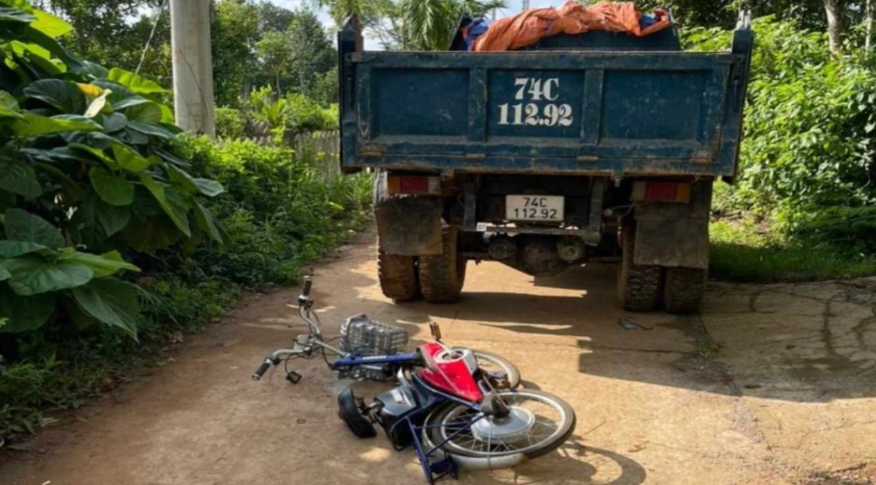 tin tuc tai nan giao thong moi nhat ngay 3 10 2023 xe dap dien va cham xe tai hai chi em thuong vong 3