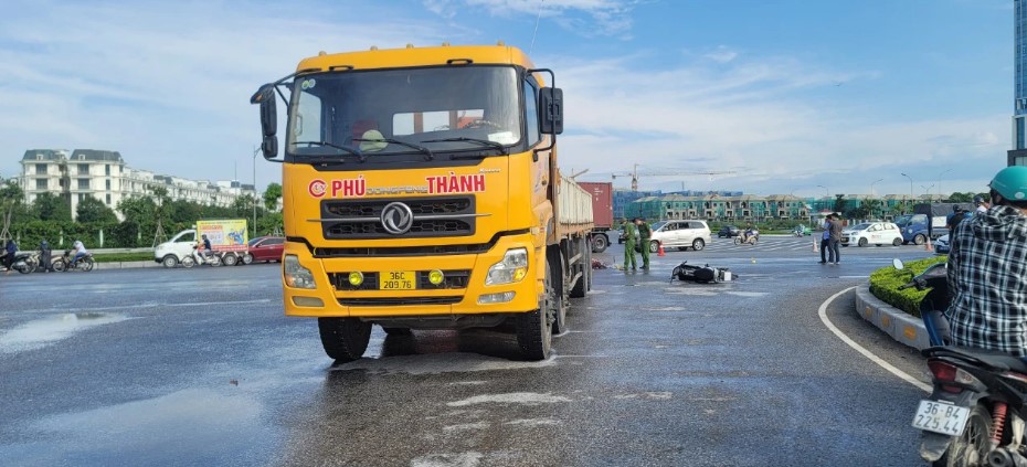 tin tuc tai nan giao thong moi nhat ngay 8 10 2023 xe tai va cham xe may lam 3 nguoi thuong vong 3