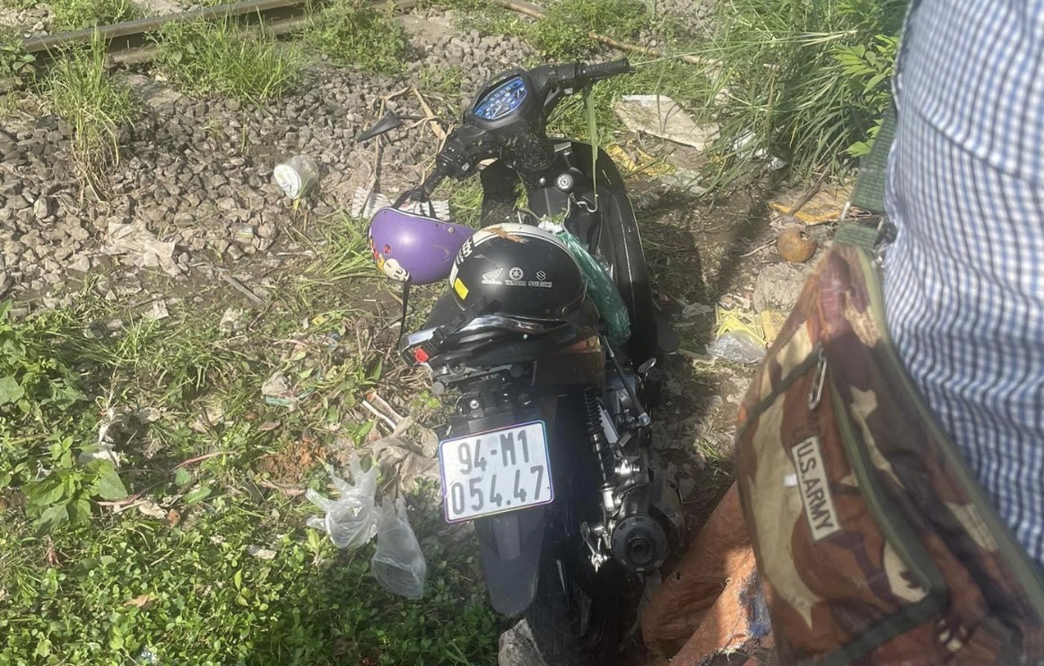 tin tuc tai nan giao thong moi nhat ngay 12 10 2023 va cham voi tau hoa mot nguoi dan ong tu vong tai cho 1