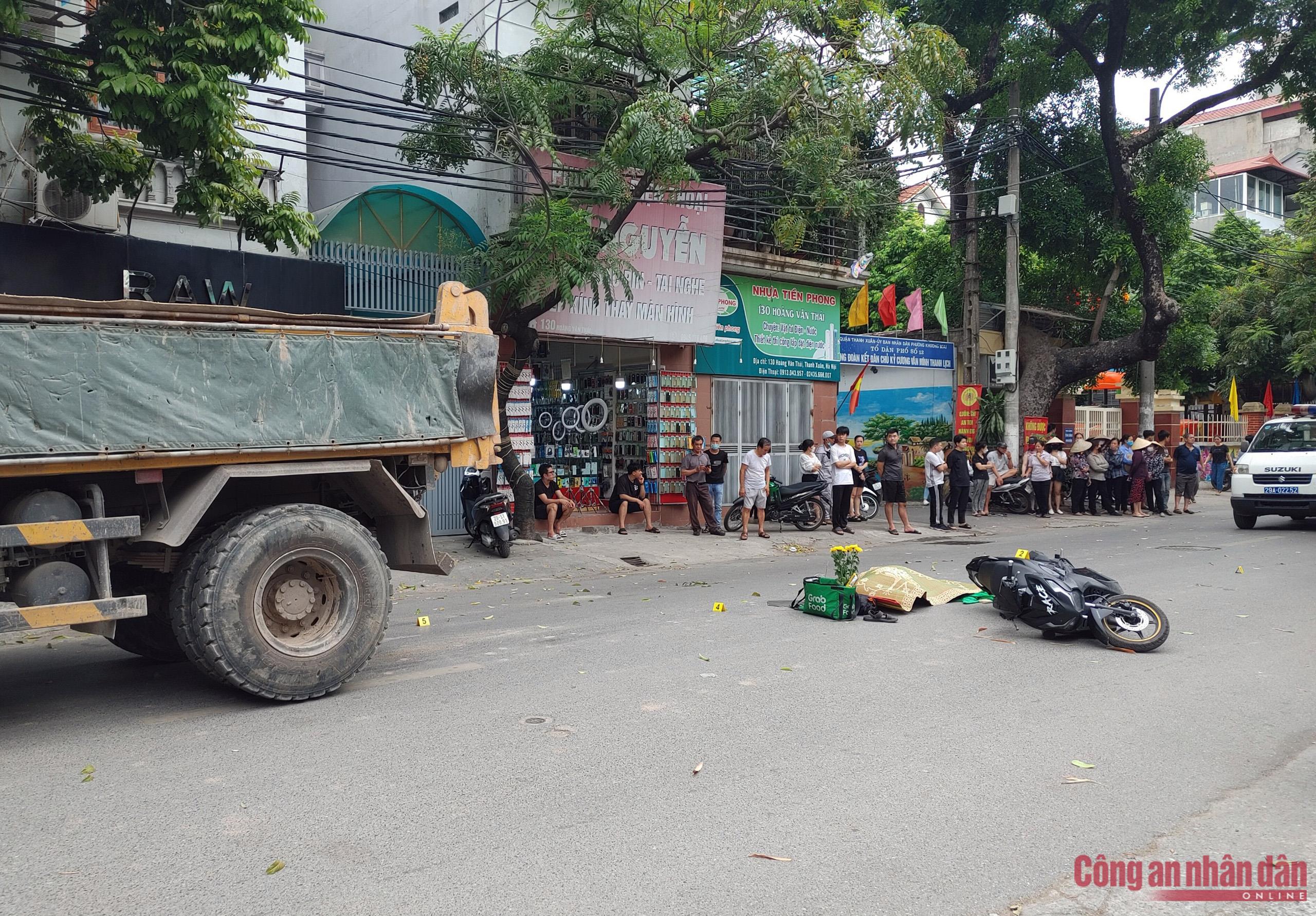 tin tuc tai nan giao thong moi nhat ngay 21 10 2023 hai xe may tong nhau nam shipper nga ra duong bi xe tai tong tu vong 2